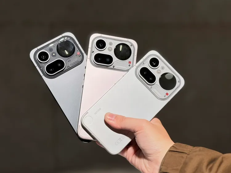 Nothing Phone (4a) Pro售價17,990元，共有黑、銀、粉三色。趙筱文攝