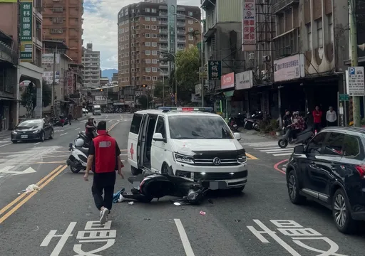 樹林民間救護車「鳴笛閃燈」大逆向　路口撞飛右轉騎士畫面曝