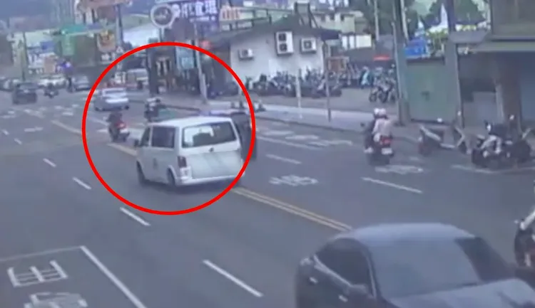 民間救護車要到林口載送轉院病患，卻先在樹林區路口違規逆向出車禍。翻攝畫面