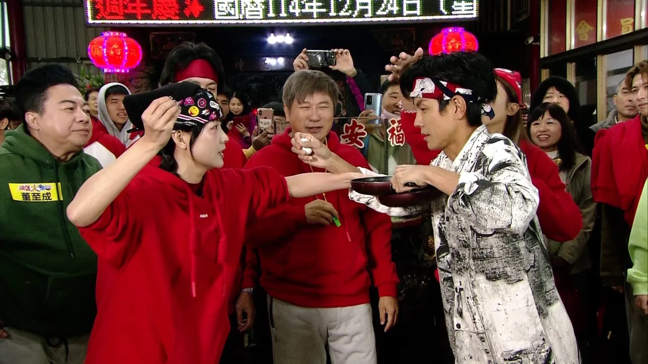 阿翔不手軟砸雞蛋。民視提供