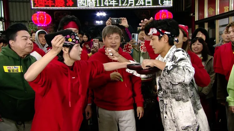 阿翔不手軟砸雞蛋。民視提供