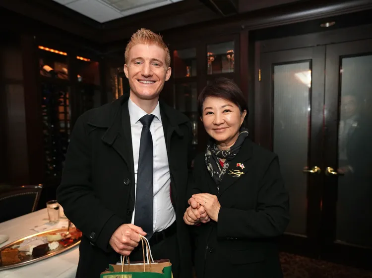 盧市長與「史汀生中心」孔明尚（Michael Cunningham）研究員合影。市府提供