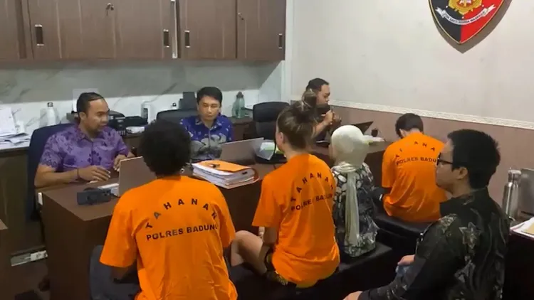 網美梅莉莎和經紀人等，因拍攝A片並po網，在峇里島被逮捕。翻攝自X