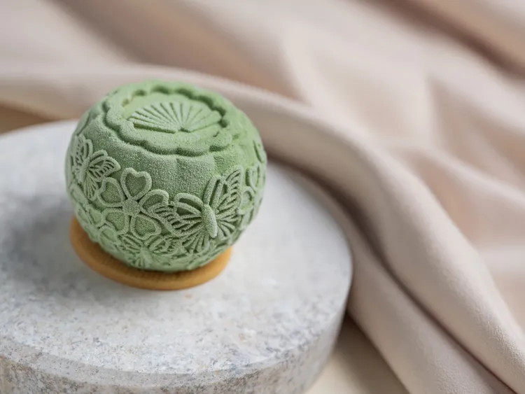 台北文華東方酒店文華餅房，推出全新甜品「扇舞桃韻」。台北文華東方酒店提供