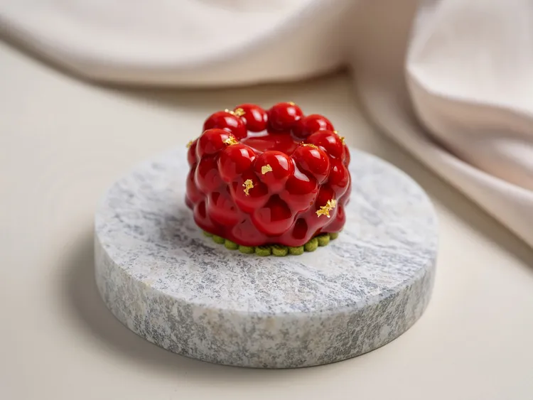 台北文華東方酒店文華餅房，推出全新甜品「覆盆子蛋糕」。台北文華東方酒店提供