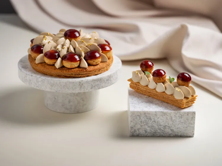 台北文華東方酒店文華餅房，推出全新甜品「焦糖聖多諾黑」。台北文華東方酒店提供