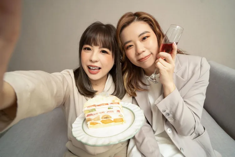 板橋凱撒大飯店「女王的甜蜜假期」每晚4999元起，攜手韓系人氣咖啡廳「Butter Cake Café」供應網紅蛋糕，再加贈藝術手作金箔鏡畫體驗課程。凱撒飯店連鎖提供