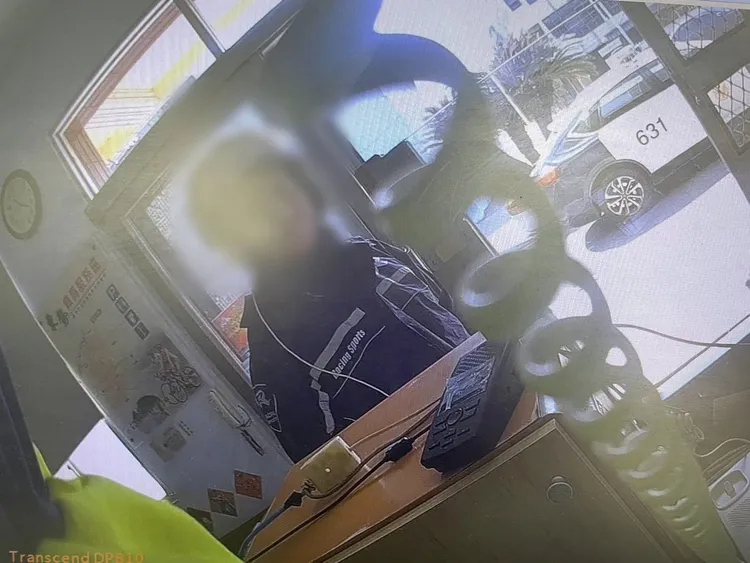 騎士過勞竟衝進派出所警車棚。翻攝畫面