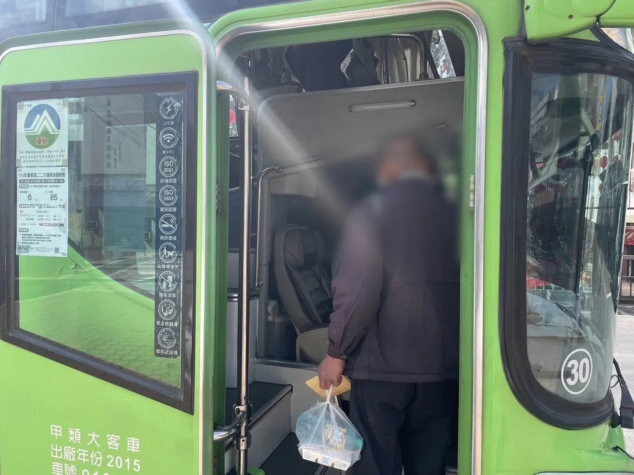 警方護送男子搭乘客運返回臺北。翻攝畫面