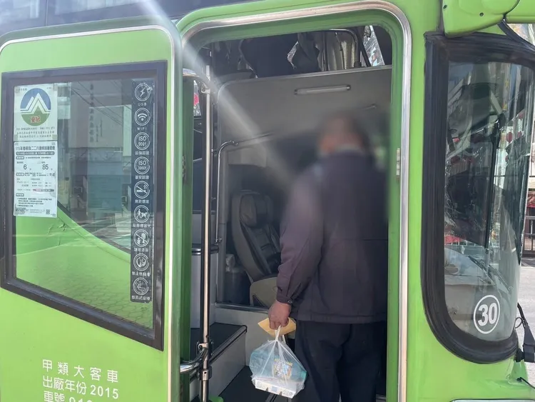 警方護送男子搭乘客運返回臺北。翻攝畫面