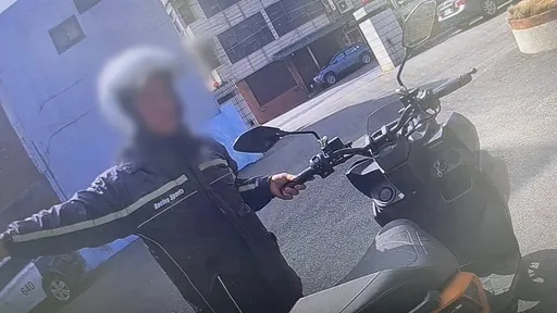 機車衝進警車棚！竟是這原因　雲林警還護送他平安回家