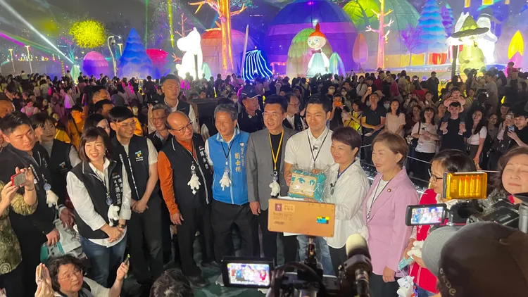 蔣萬安在盧秀燕等人陪同下參觀中台灣燈會，互贈紀念品。鮮明攝
