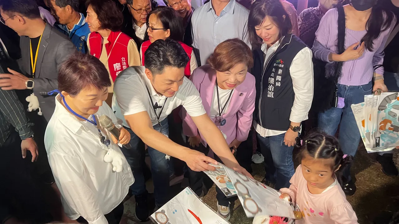 蔣萬安、盧秀燕沿途贈送小朋友小提燈。鮮明攝