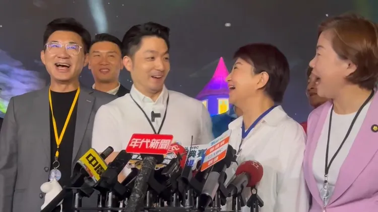 盧秀燕說欠蔣萬安一攤，蔣開玩笑說「沒有說那一攤是滿月酒」，引起眾人大笑。鮮明攝