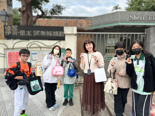 書包會發光！社子國小出招　讓孩子放學更安全