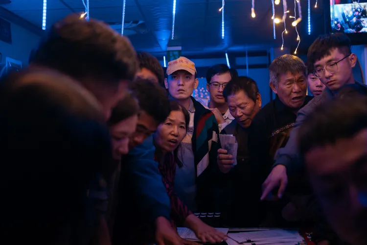 春風（黃色鴨舌帽）在《死亡賭局》中發現家鄉竟將人命標價還成為賭局，相當震撼。英傑哆影業提供