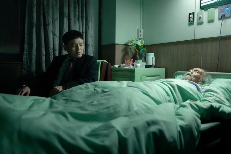 春風在《死亡賭局》中面臨父親生死與金錢掛鉤的抉擇。英傑哆影業提供