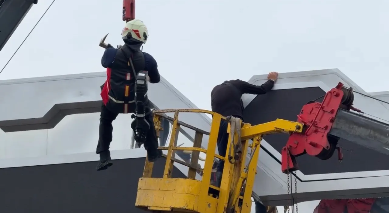警消協助維修工人脫困送醫，肌肉組織受創，所幸並未骨折。讀者提供