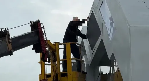 台灣燈會才開幕...今傳螢幕故障　工人維修手慘夾痛苦哀嚎