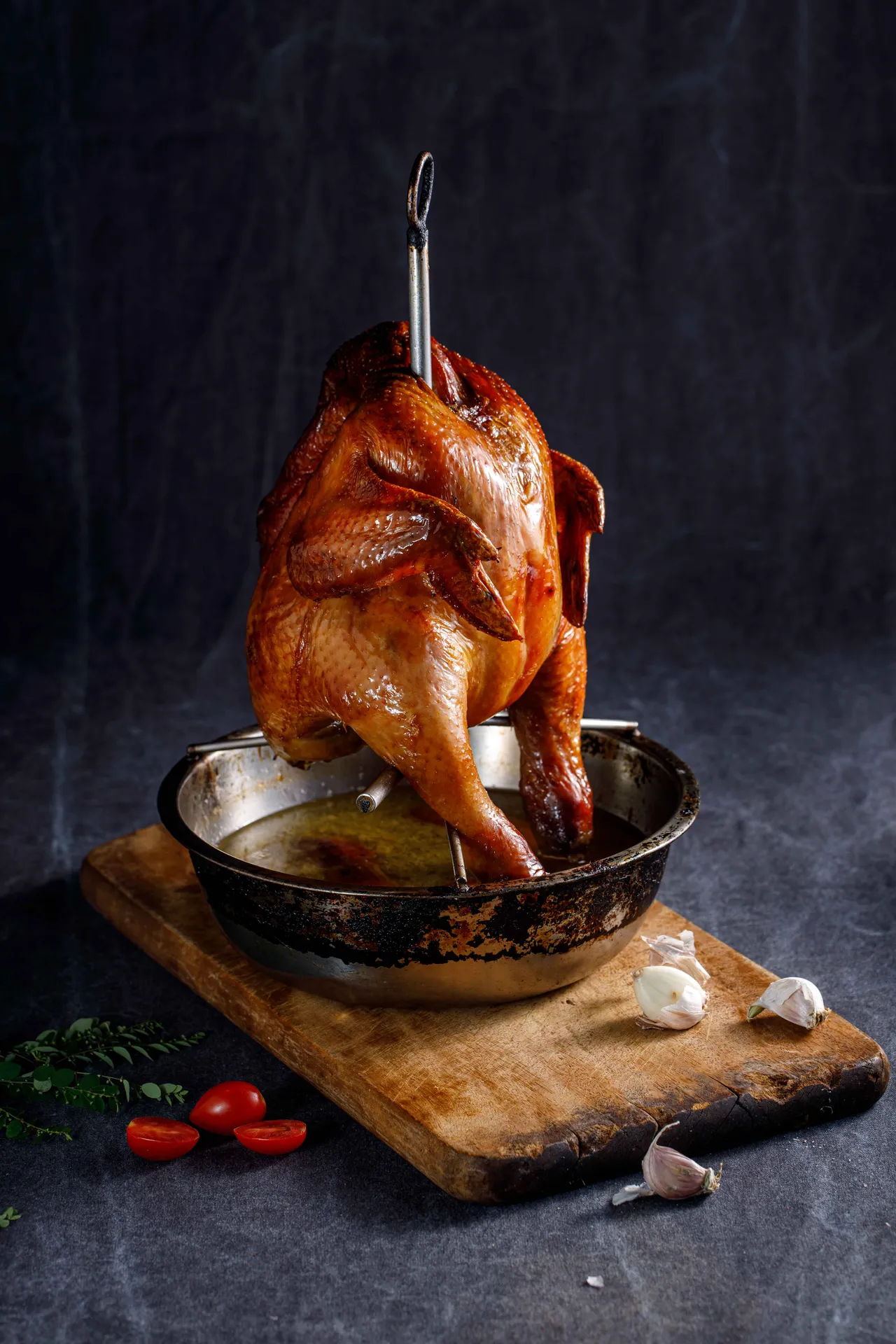 「風林火山脆皮雞」使用花蓮放山雞製作，烘烤前先以獨家原住民香料、南投梅子與大蒜調製醬汁醃製三天，再經過三次烘烤，每次重複淋上醬汁。業者提供