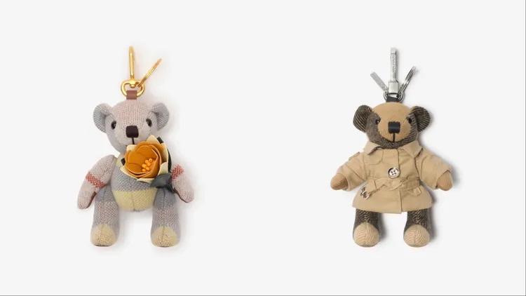 Burberry鵝卵石米色Thomas泰迪熊吊飾（左）1萬6500元、典藏米色Thomas泰迪熊吊飾（右）1萬3200元。品牌提供