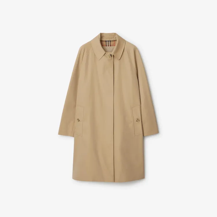 Burberry蜜金米色中長版Camden Heritage系列輕便大衣，7萬5000元。品牌提供