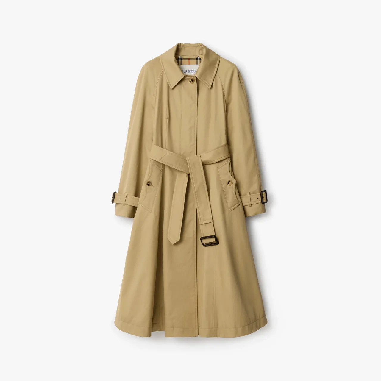 Burberry米色長版Gabardine材質Ellingham修身寬襬輕便大衣，9萬9000元。品牌提供
