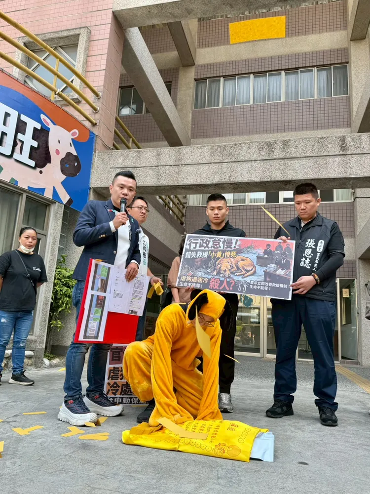 市議員江和樹與民眾前往動保處前撒冥紙抗議。江和樹提供