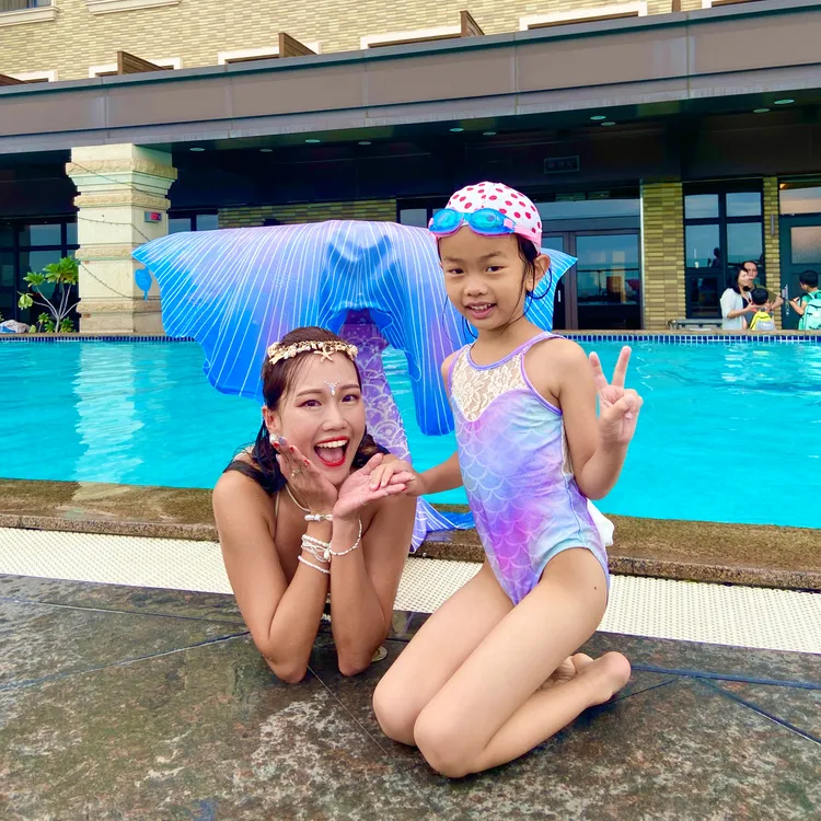 「美人魚互動秀」期間每日下午4點在無邊際海景泳池登場。花蓮福容提供