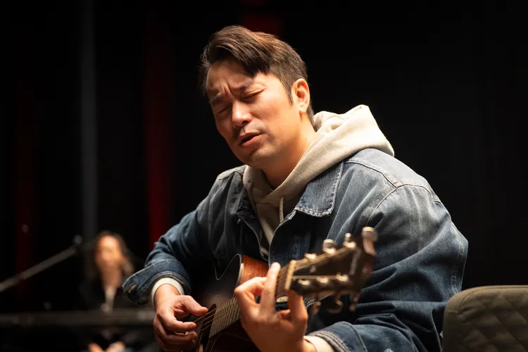 張孝全飾演寫不出歌、婚姻陷入僵局的中年男子。Netflix提供