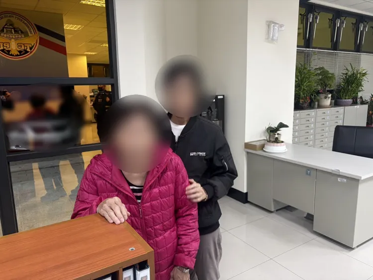 林婦女兒在母親的證件貼上聯繫方式，順利幫母親找到回家的路，翻攝畫面