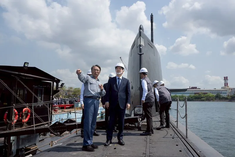 總統登艦視導海鯤號　籲朝野盡速通過政院版國防特別條例