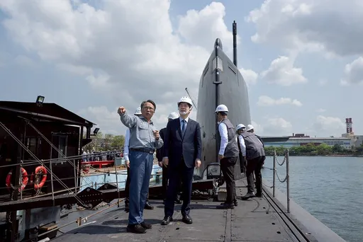 總統登艦視導海鯤號　籲朝野盡速通過政院版國防特別條例