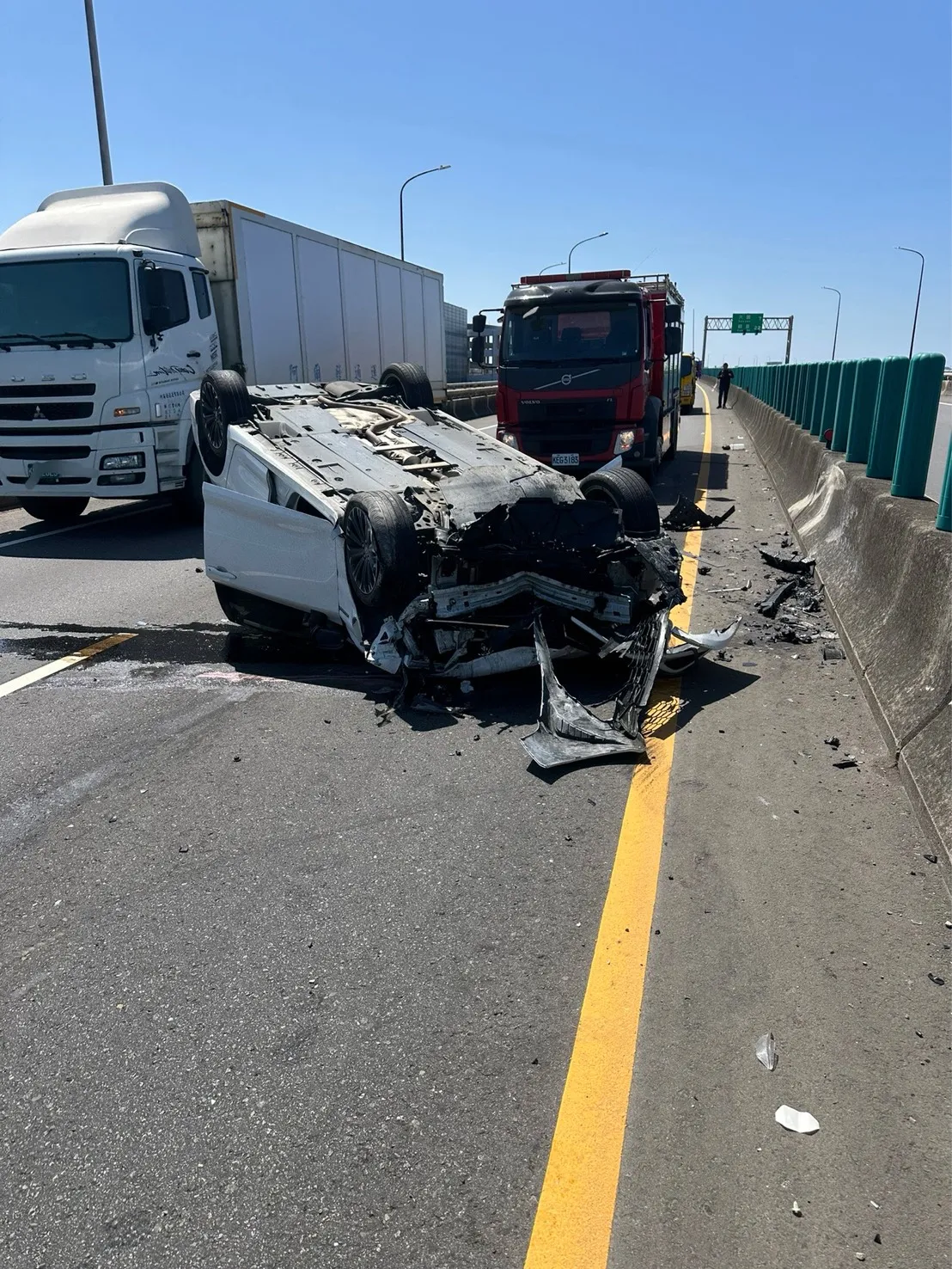 白車撞上逆向的紅車後翻覆路中，車頭嚴重毀損。翻攝畫面