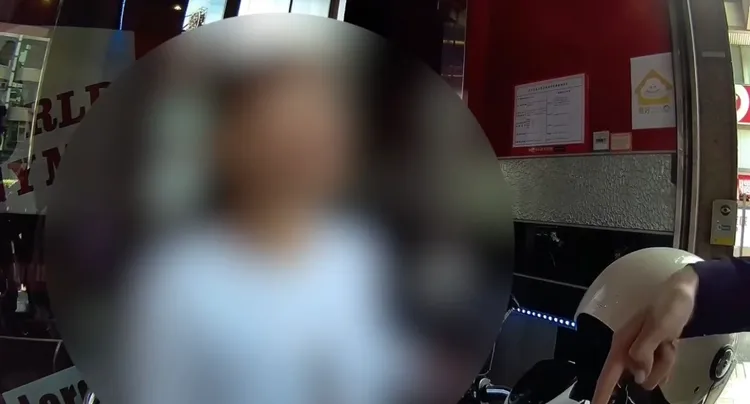 蘇姓婦人撿到後據為己有，被發現時物品就放在機車置物箱外套裡。民眾提供