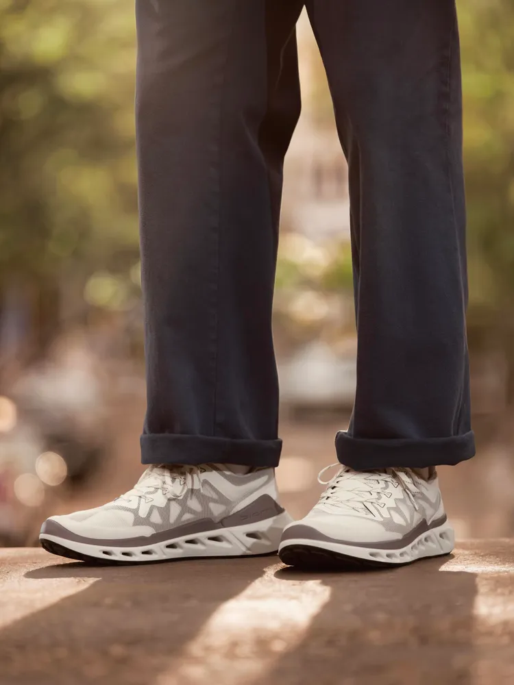 「BIOM 720」系列主打長時間的穩定支撐與避震回彈。品牌提供