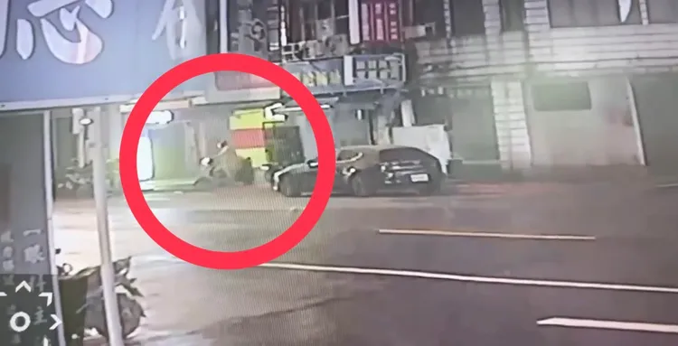 拾得人騎乘機車離去。翻攝畫面