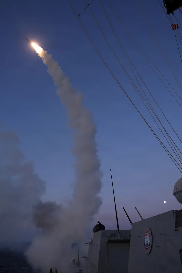 美國軍艦發射戰斧飛彈。路透社資料照片