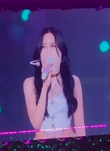 MINA因為拔智齒，臉頰浮腫，仍敬業戴著面紗表演。翻攝X