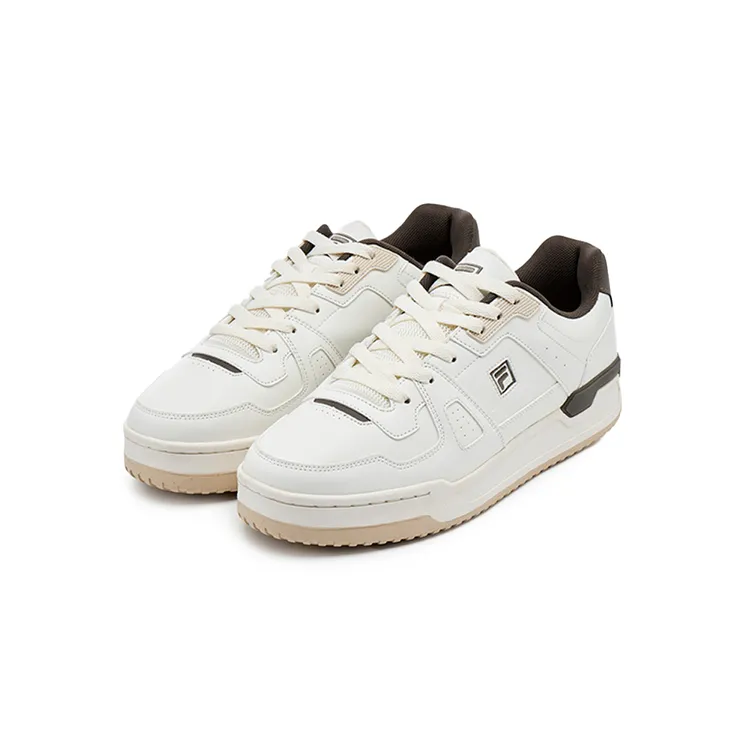 FILA x CAMA聯名中性厚底小白鞋，2880元。品牌提供