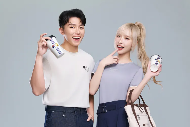 FILA風格形象大使Travis（左）、Rina（右）演繹全新聯名。品牌提供
