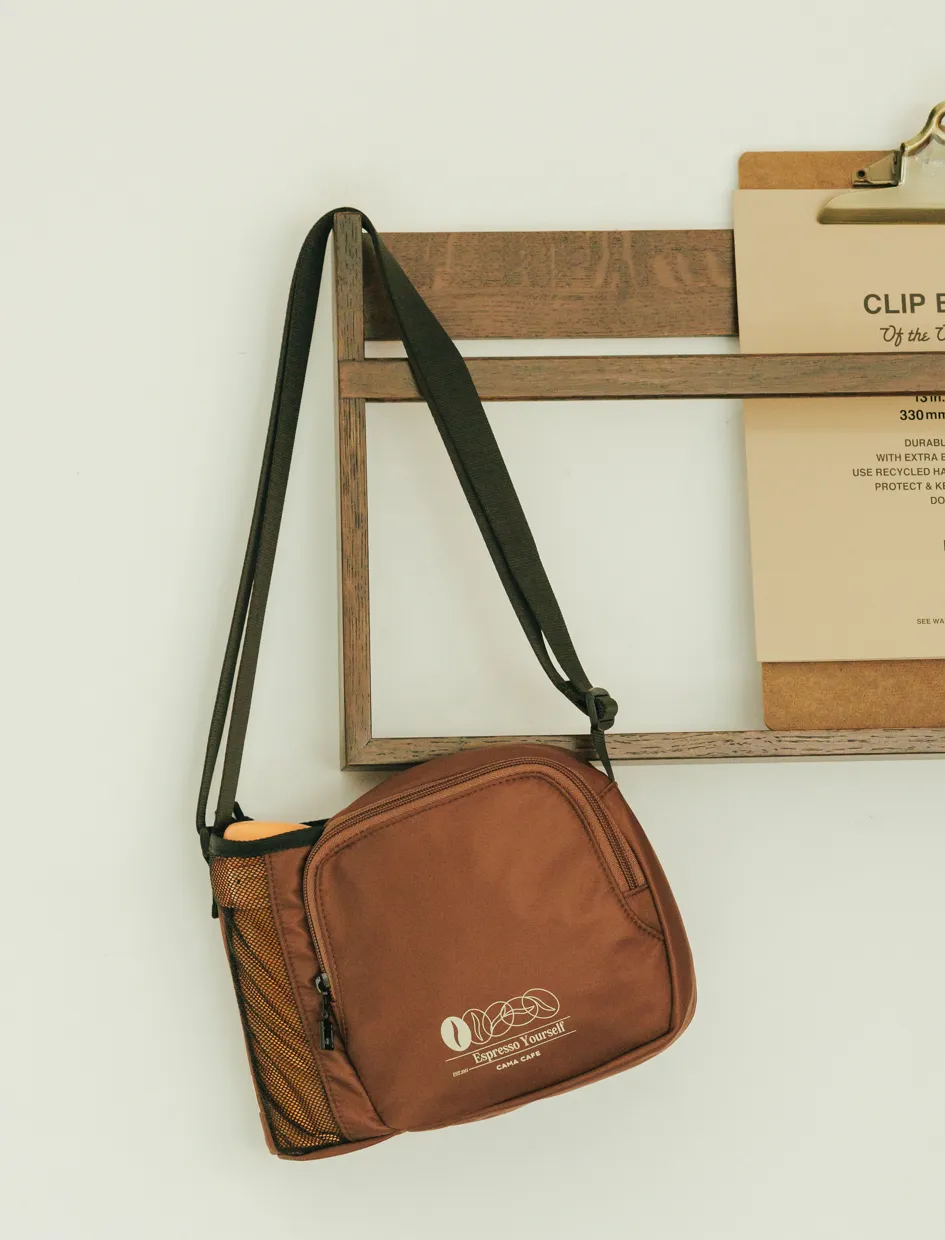 FILA x CAMA也同步推出聯名側背包。品牌提供