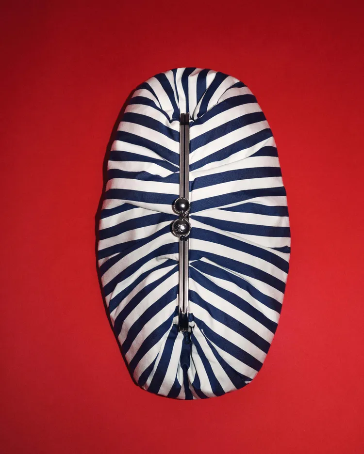 Pasticcino Bag復刻的條紋款以帆布製成，維持原始輕盈質感。品牌提供