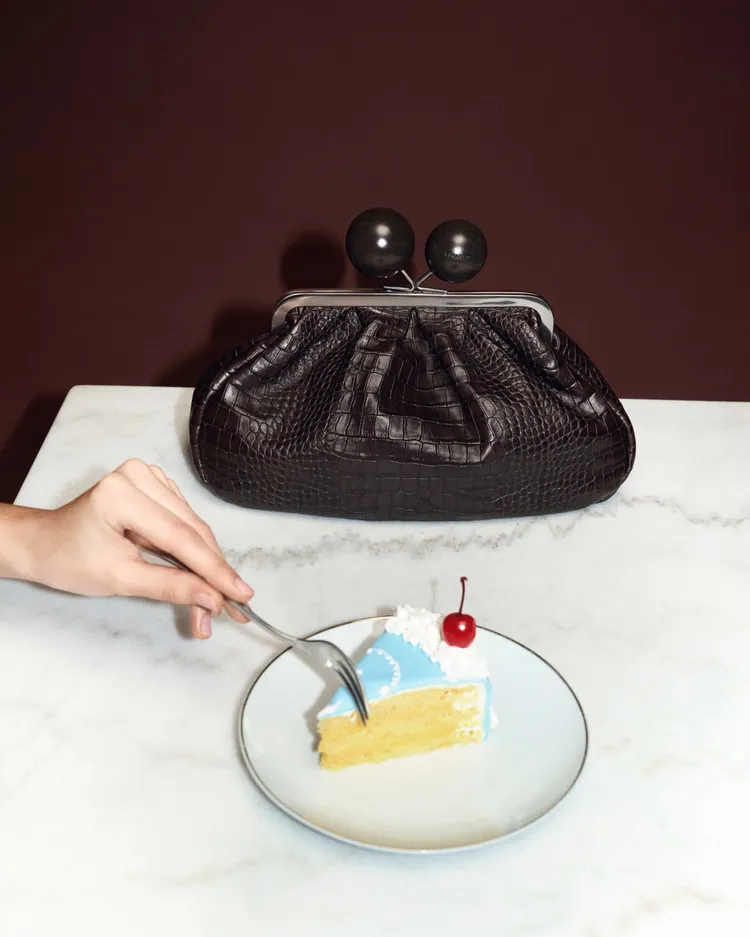 Pasticcino Bag無論是澎鬆外觀或開口的球形珠扣，都讓人聯想到甜點的精緻可愛。品牌提供