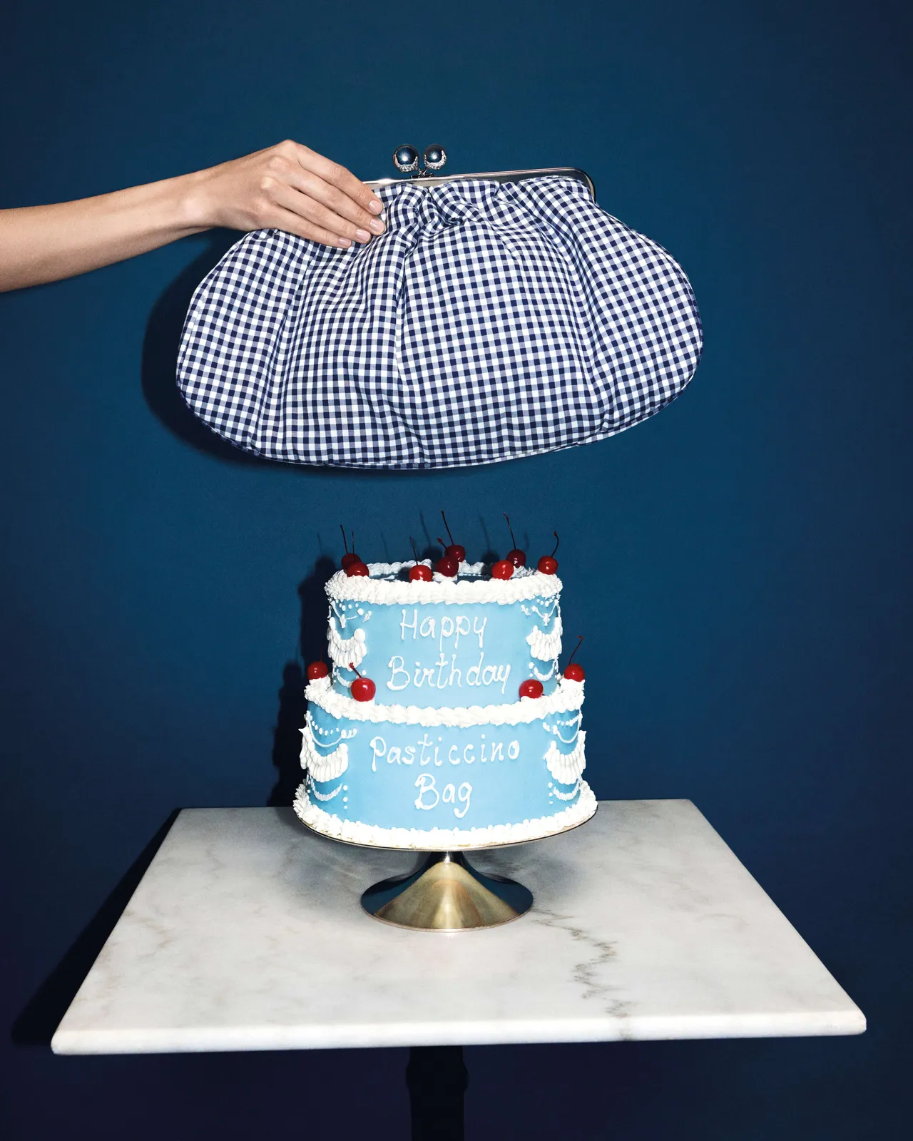 Weekend Max Mara復刻2016年首款點心包的Vichy格紋。品牌提供