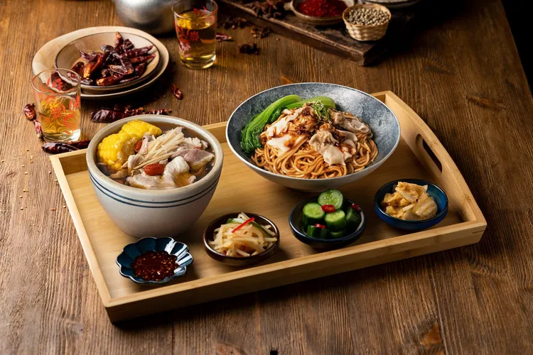 阿達師五星麵舖紅油抄手拌麵+當歸薑絲羊肉湯 超值套餐(268元)。業者提供