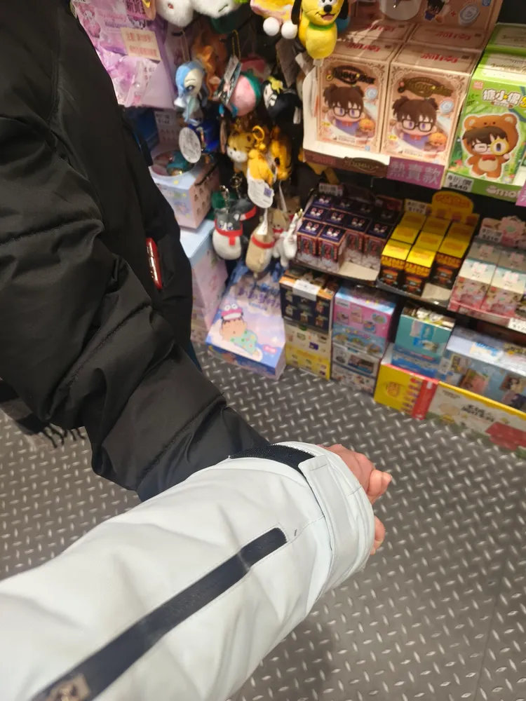 鄧佳華與來心十指緊扣。翻攝鄧佳華臉書