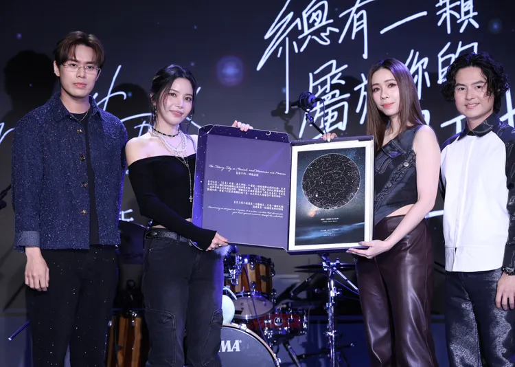 頌樂（左2）笑收來自告五人的驚喜禮物，象徵「星球座標」的座標圖。莊宗達攝