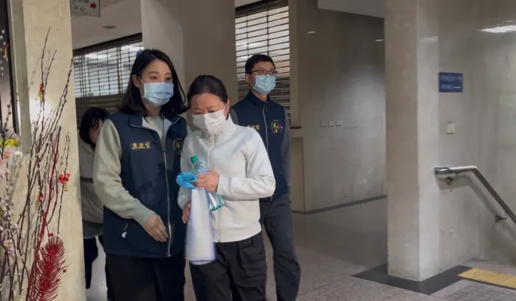 原為代賑工的陳小菊，因冒用周琳名義繼續工作領薪被約談後8萬交保。張欽攝