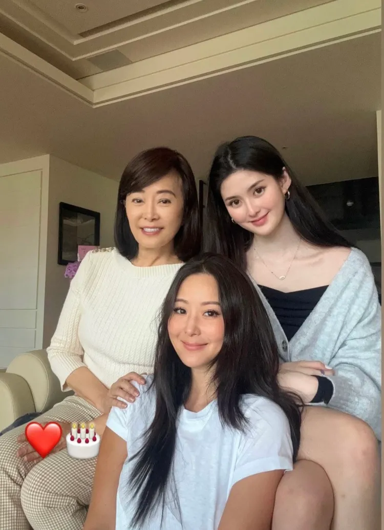 何念慈（左起）、孫芸芸、女兒廖思惟一家三代都超早當媽，如今何念慈71歲就成了外曾祖母。翻攝孫芸芸IG